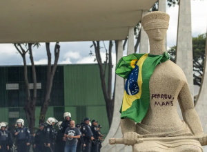 Imagem da estátua da Justiça pichada com batom durante os atos de 8 de janeiro; caso gerou repercussão e levou à condenação de Débora Rodrigues. Créditos: Gustavo Moreno/STF