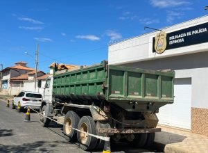 1 de 2Carro e moto aquática foram apreendidos pela polícia — Foto: Polícia Civil