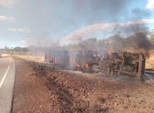 1 de 1Veículo estava tombado e em chamas — Foto: Polícia Militar Rodoviária