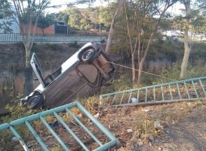 1 de 1Veículo bateu em grade e em árvore — Foto: Samu