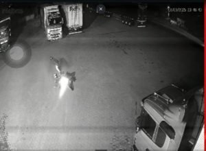 1 de 1Dupla de moto caiu durante a perseguição — Foto: Reprodução